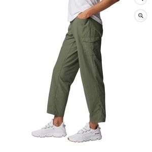 Columbia Women's Straight Leg Water Resistant Jambe Droite Pant | Green, medium